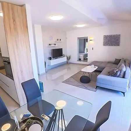 Vila Adria Riva *