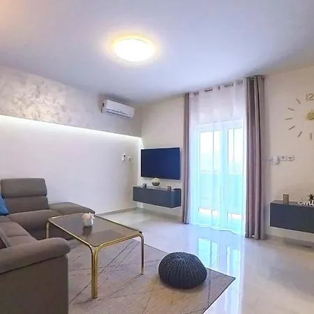 Vila Adria Riva *