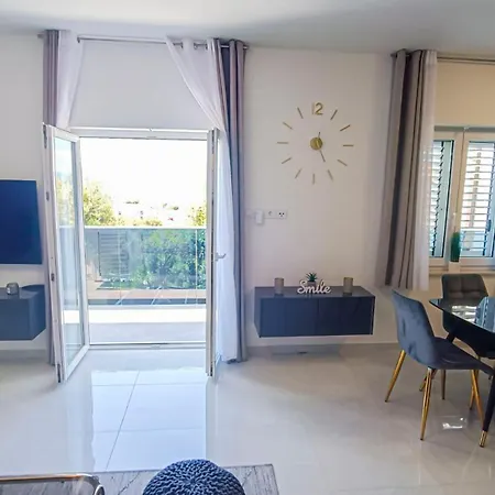 Vila Adria Riva *